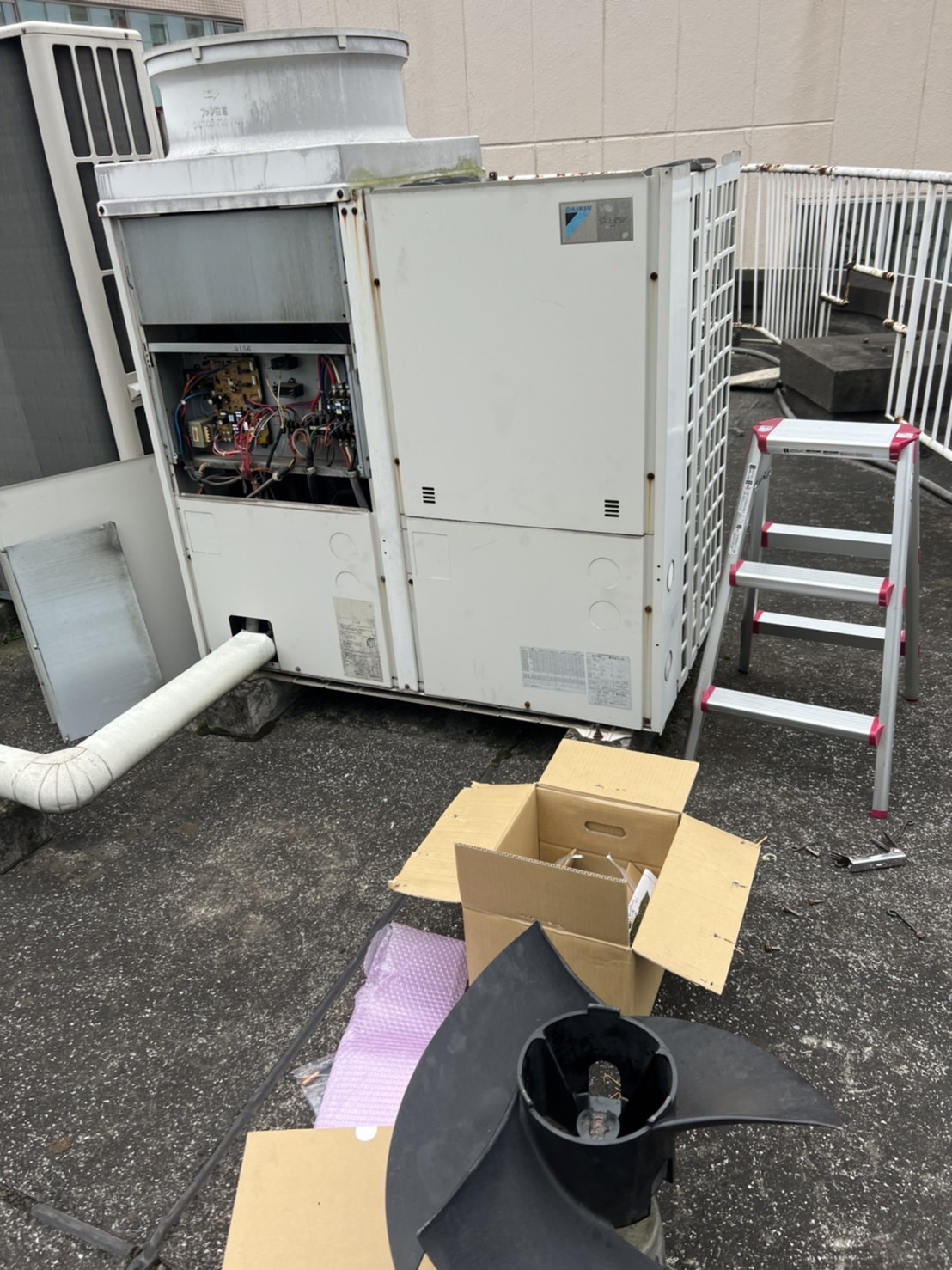 業務用エアコンのファンモーターを点検