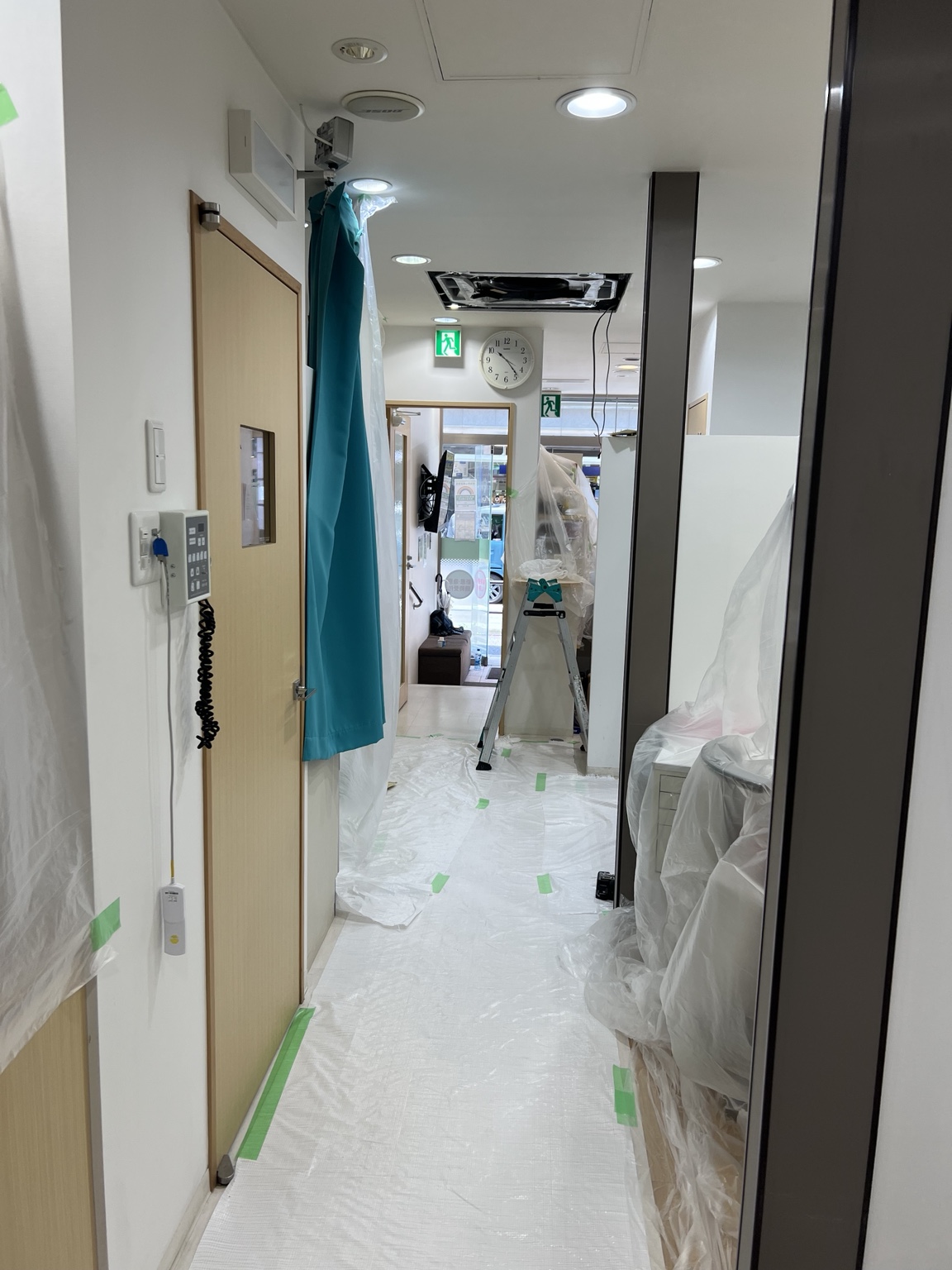店舗内の床と什器を養生した業務用エアコン更新工事