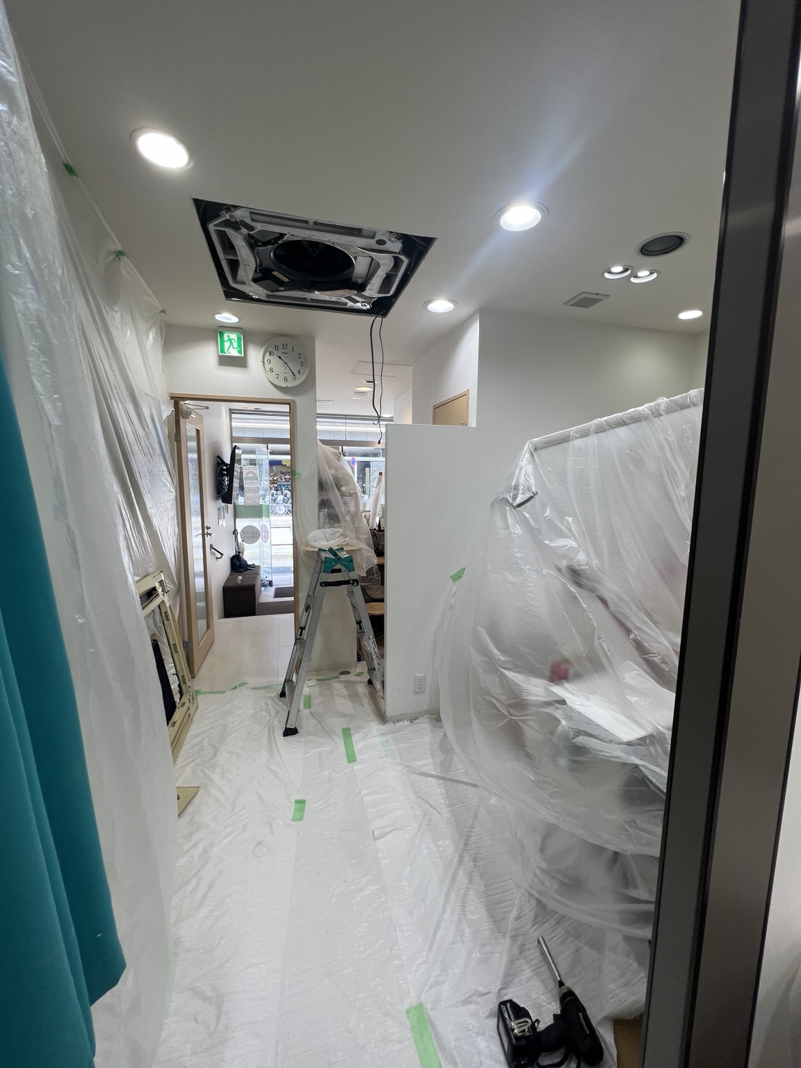 天井カセット形エアコンの更新に向けて店舗内を広範囲に養生
