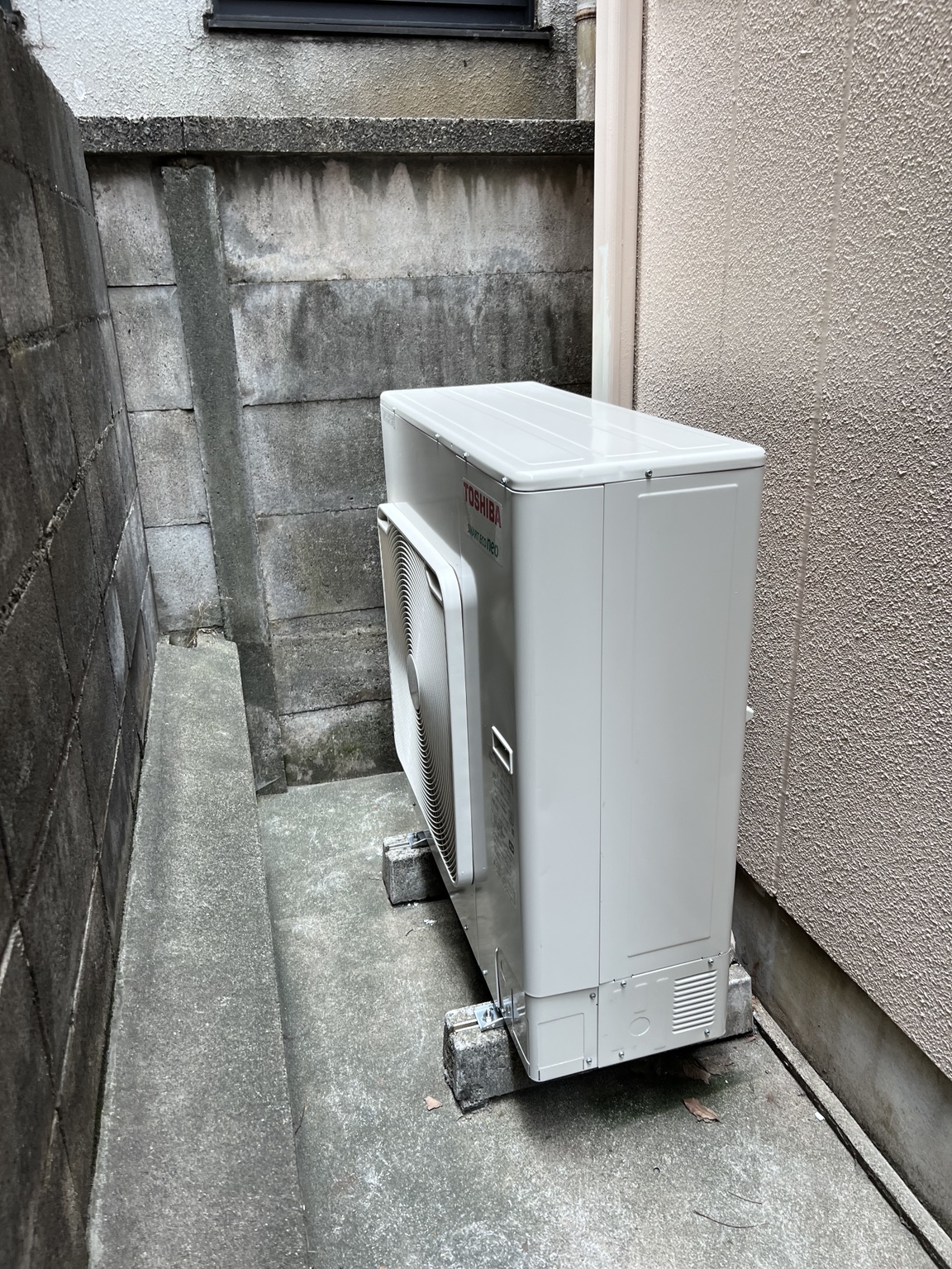 建物脇の狭いスペースに設置した東芝キャリア製業務用エアコン室外機
