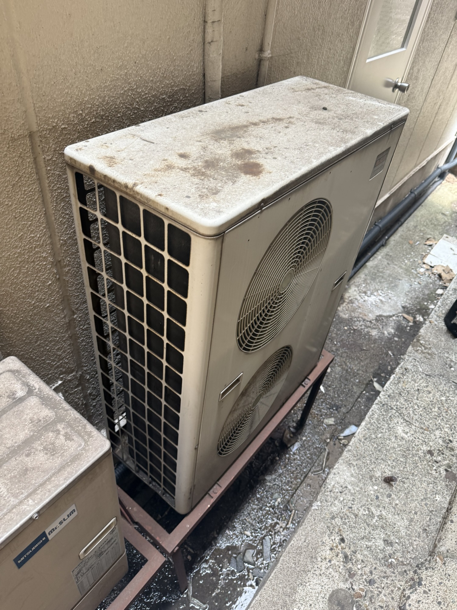 更新前の業務用エアコン室外機