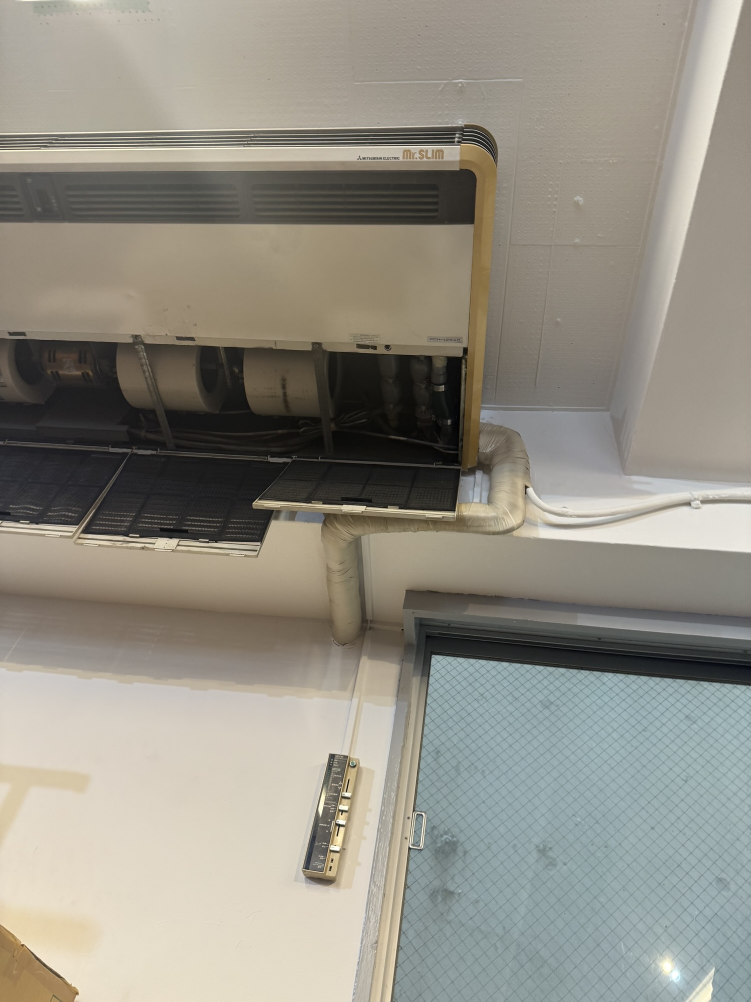 更新前の三菱電機MRスリム天吊形室内機