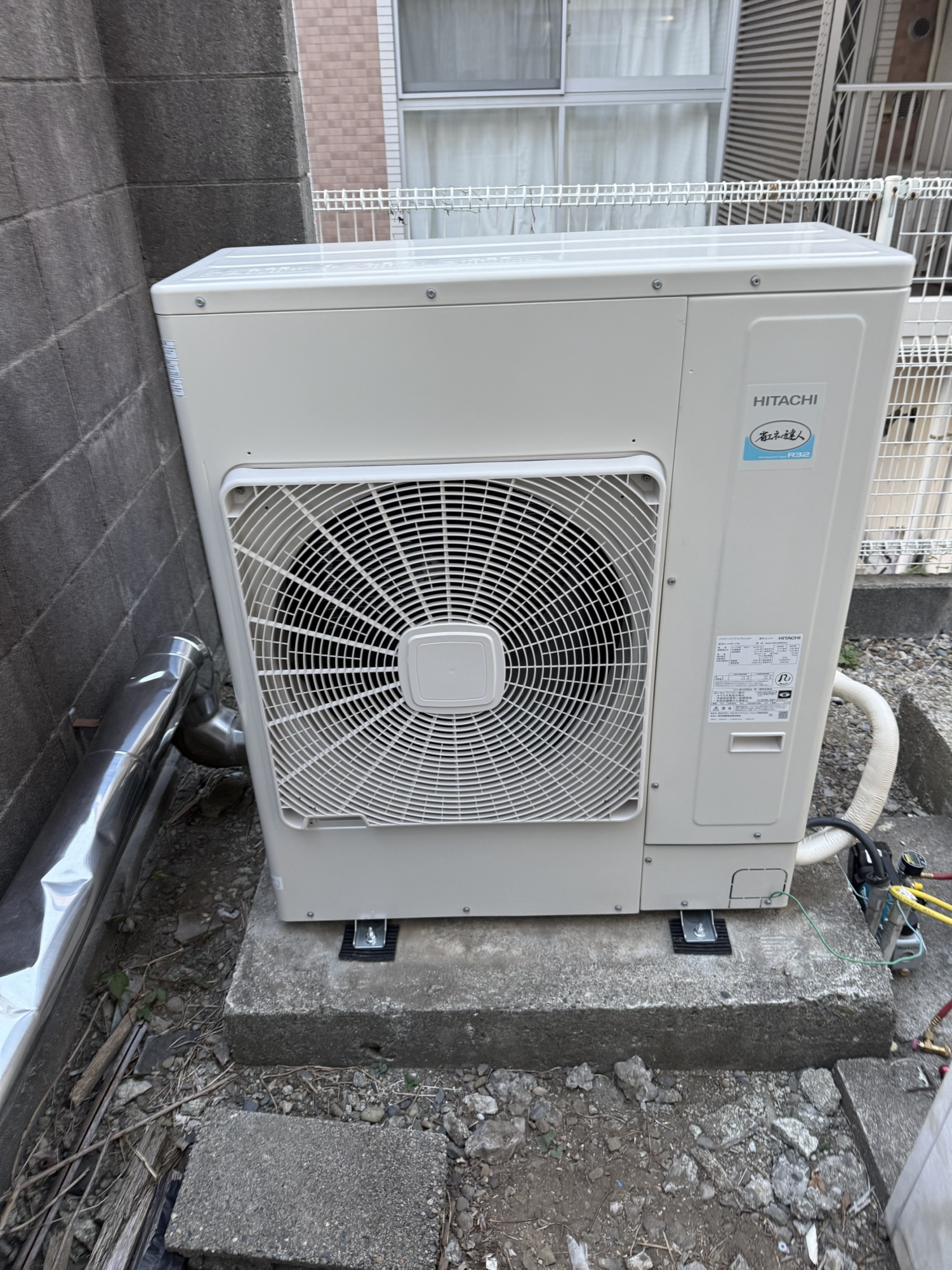 更新後に設置した日立製業務用エアコン室外機