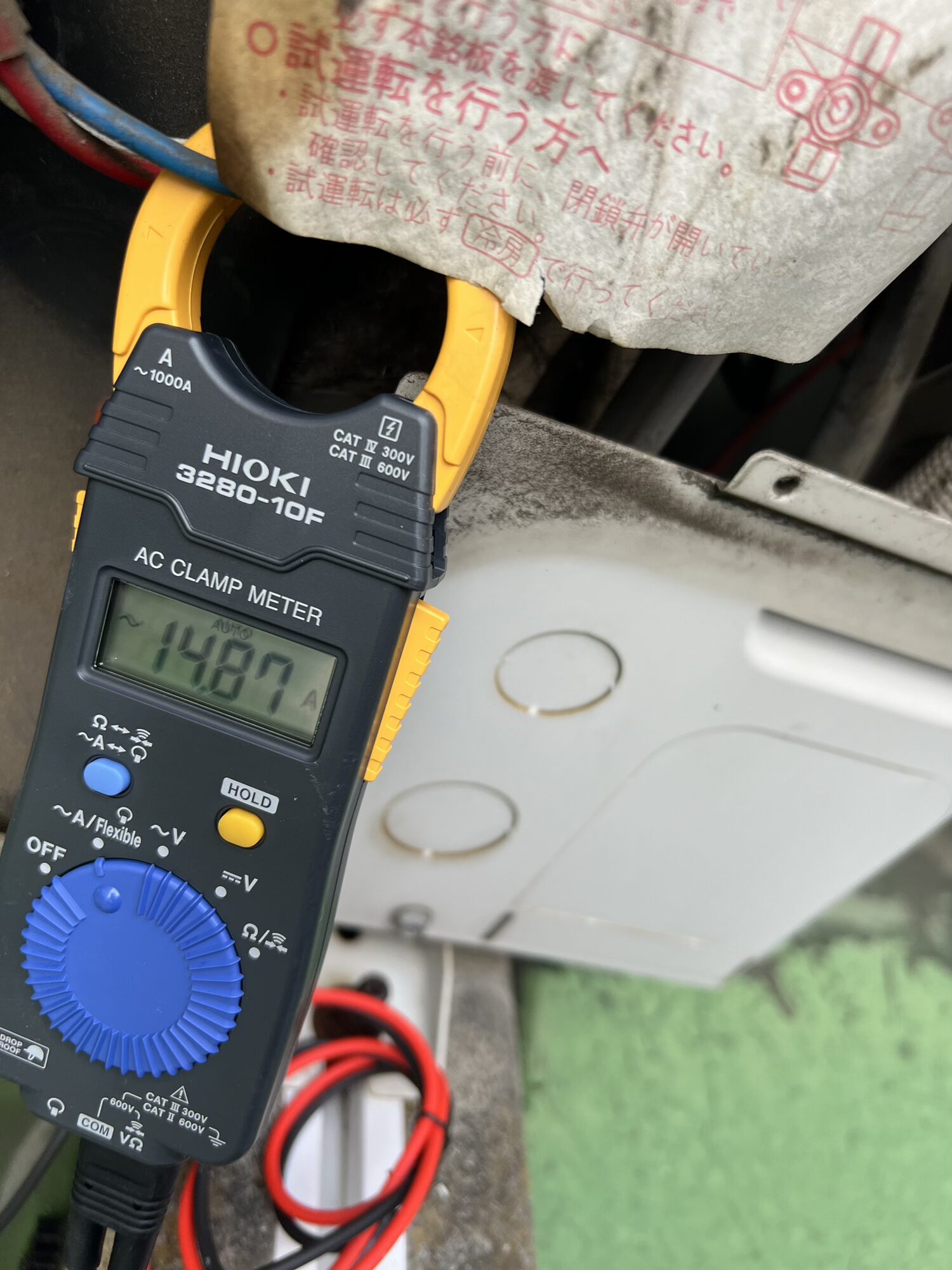 測定器で業務用エアコンの電源電圧を確認