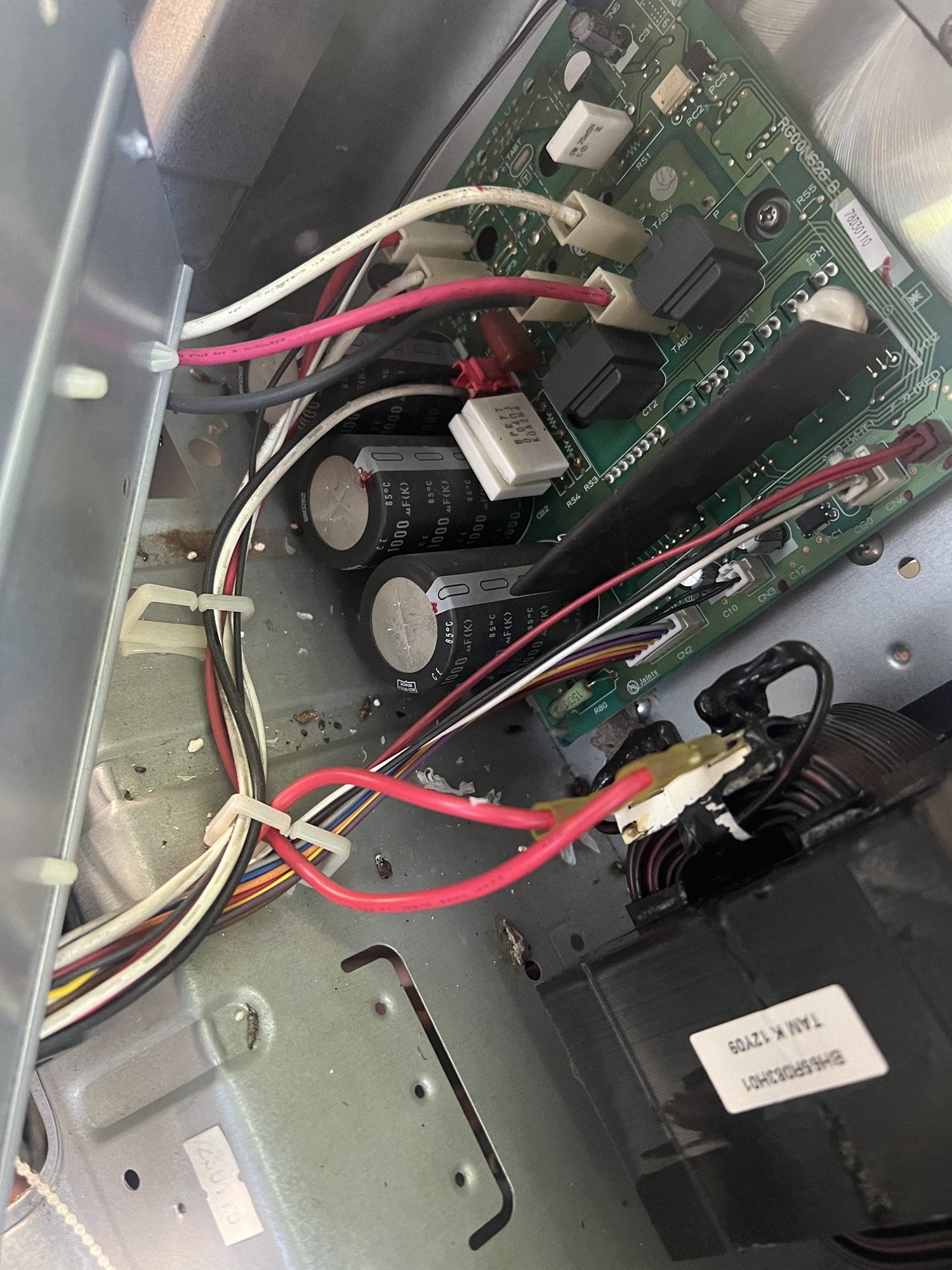 業務用エアコンの制御基板と電気部品を確認
