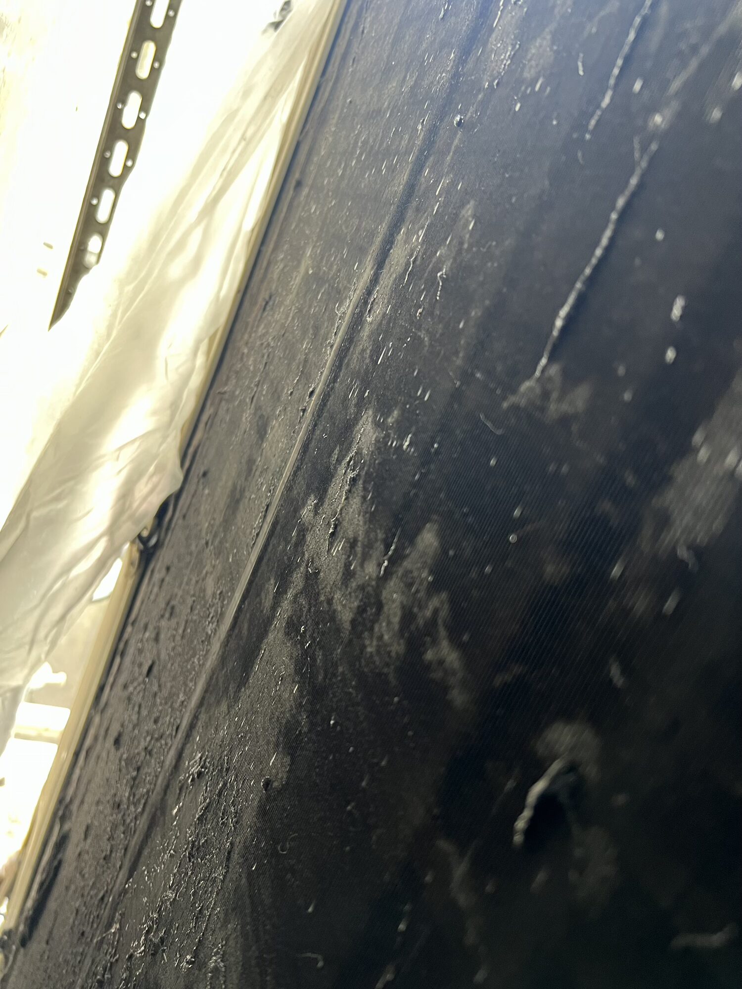 汚れの付着した業務用エアコン内部の確認