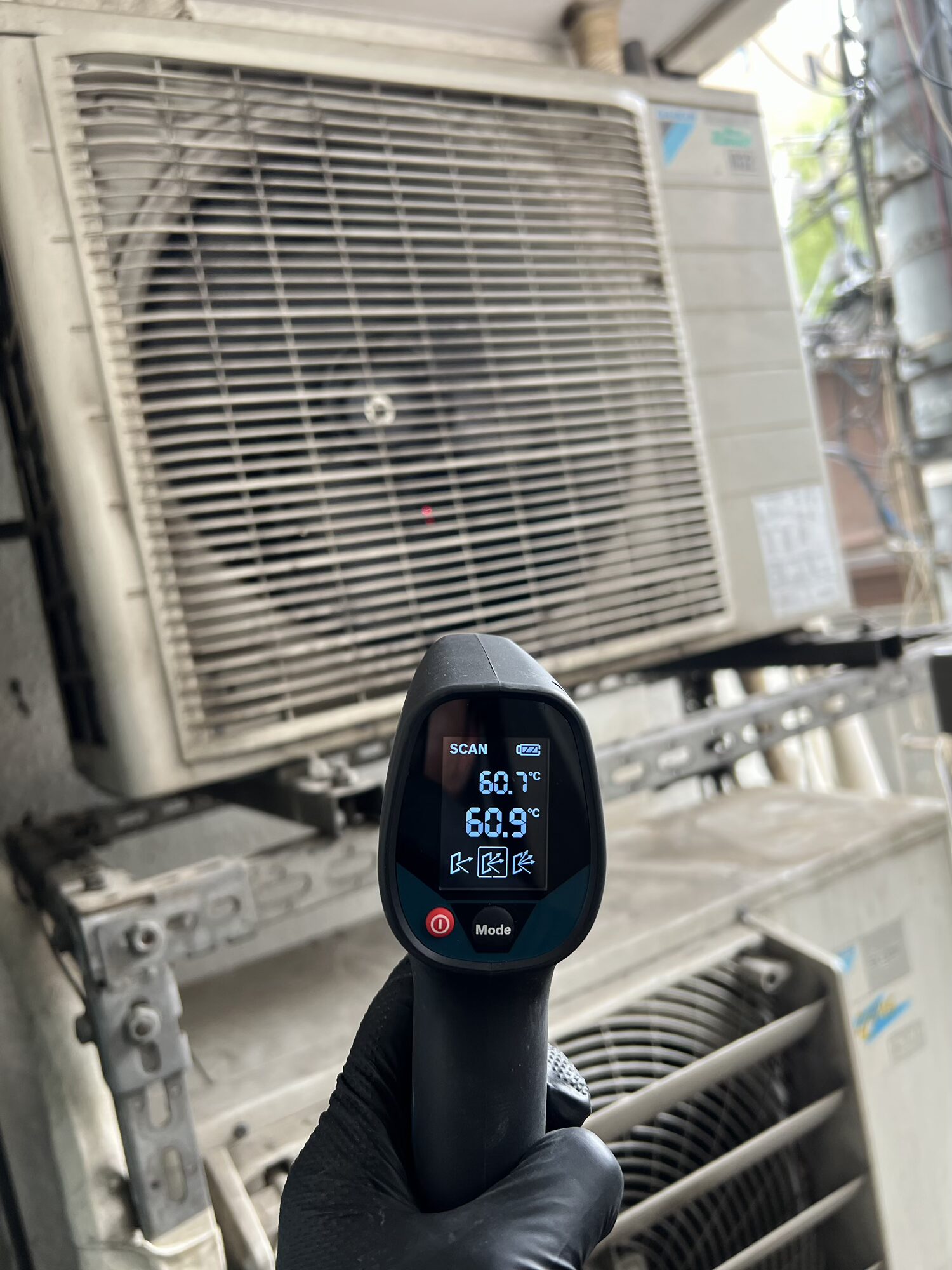 業務用エアコンの運転状態と吹き出し温度を測定
