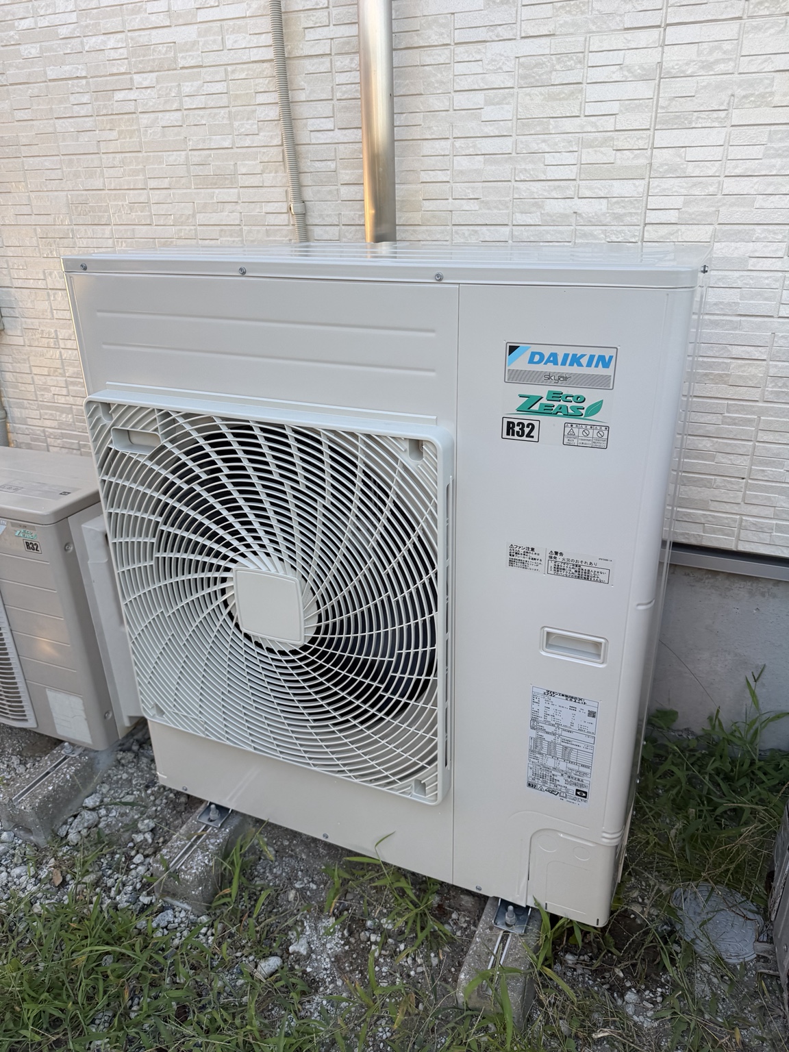 目黒区で更新後に設置したダイキン製業務用エアコンの室外機 RZRP140C