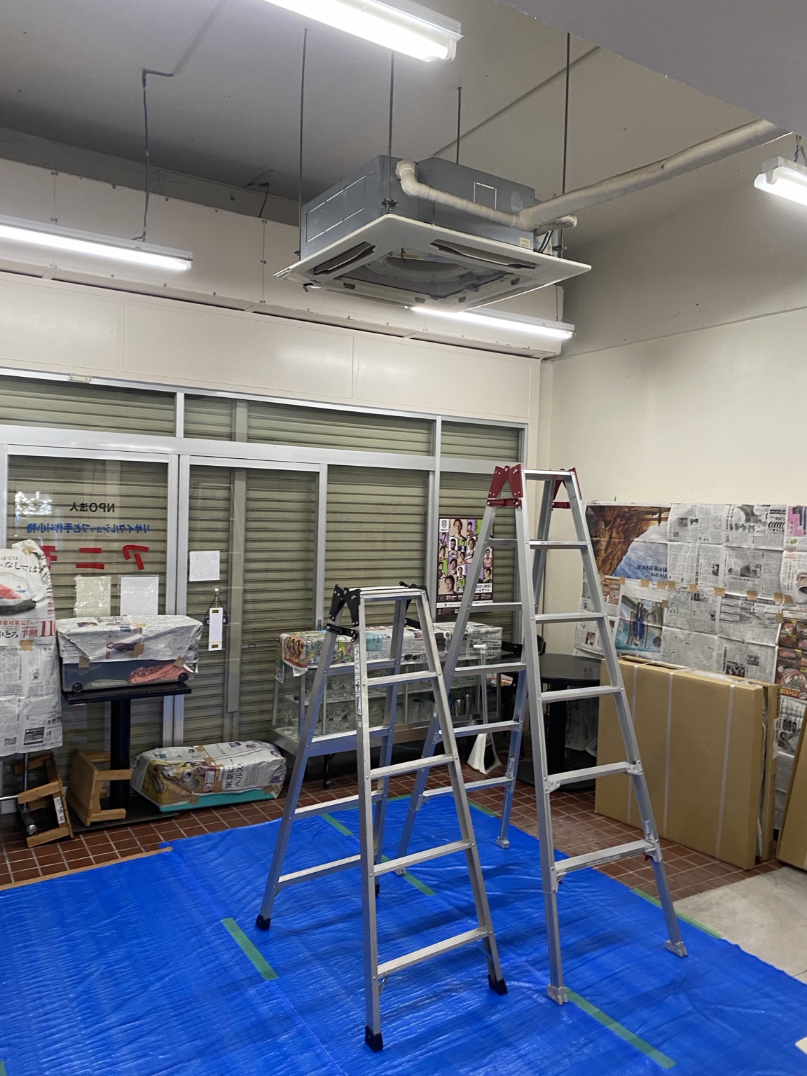 杉並区の店舗で天井カセット形業務用エアコンを更新する際の養生と施工中の様子