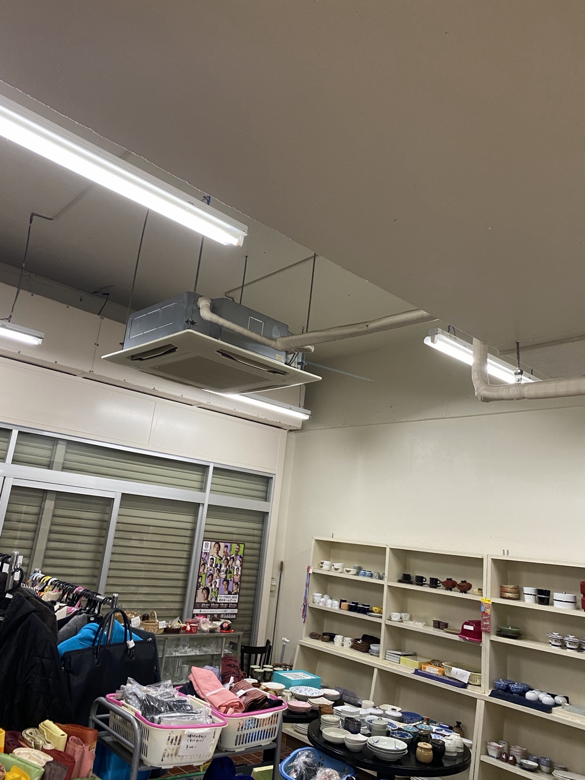 交換前のサンヨー製天井カセット形業務用エアコン室内機