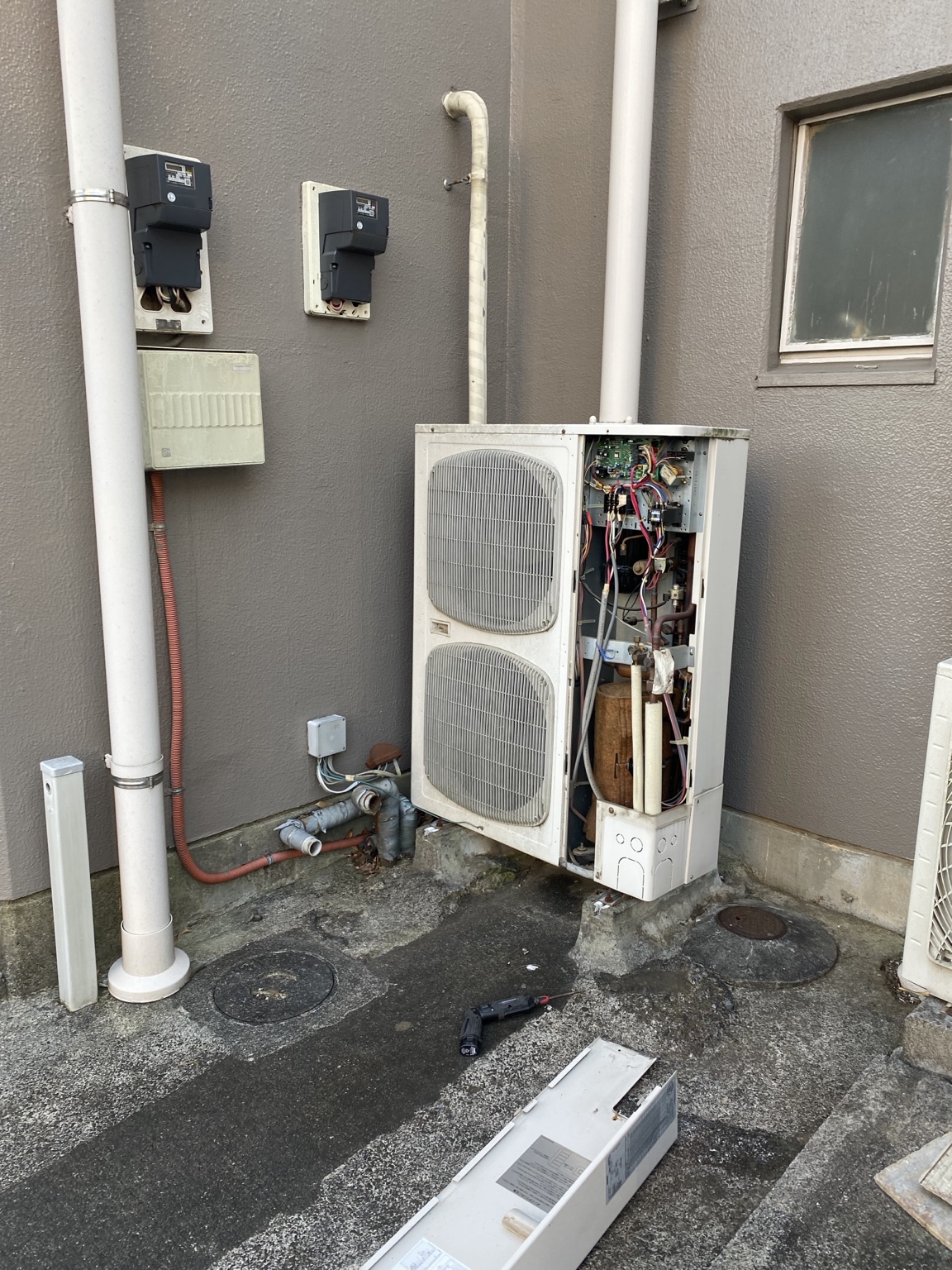 基板を点検した既設サンヨー製業務用エアコン室外機